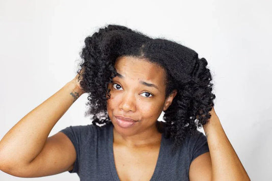 Comment bien hydrater ses cheveux crépus, bouclés et frisés ?